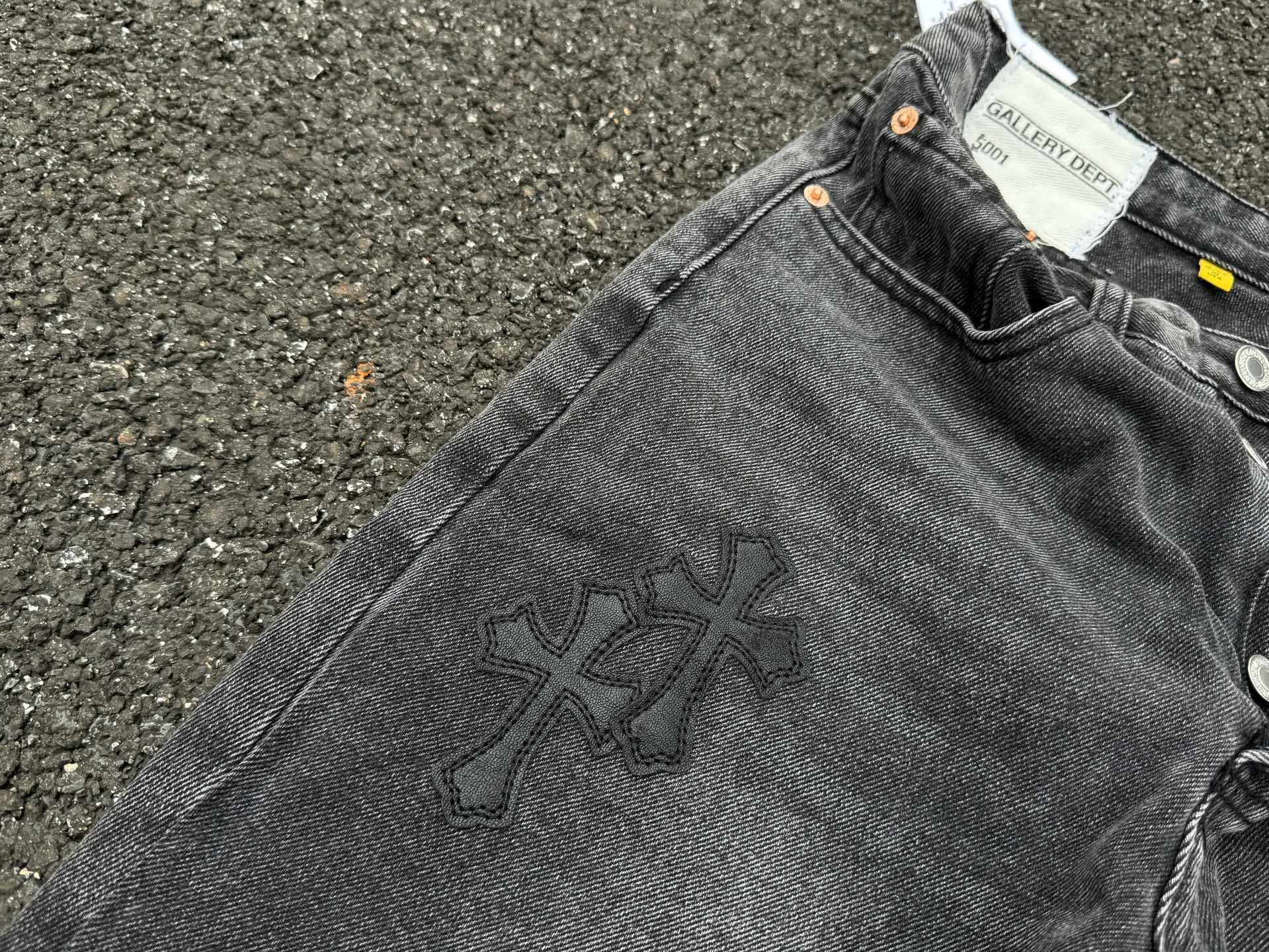 P260💰G99 GALLERY DEPT. Crow's leather cross denim bell-bottoms washed distressed spliced ​​jeans denim washing factory. During the process, the owner of the washing factory helped introduce a boss who once worked at Levi's OEM factory and then started his own business. This also paved the way for the following styles. Therefore, Levi's remodeled single product for the base plate is really familiar. Whether it is the fabrics supplied or the lathes used in production, there is nothing to choose from. -Color: Black -Size: S-XXL (corresponding to 28-36)